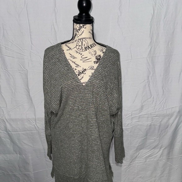 Blouse with open back - Picture 1 of 4